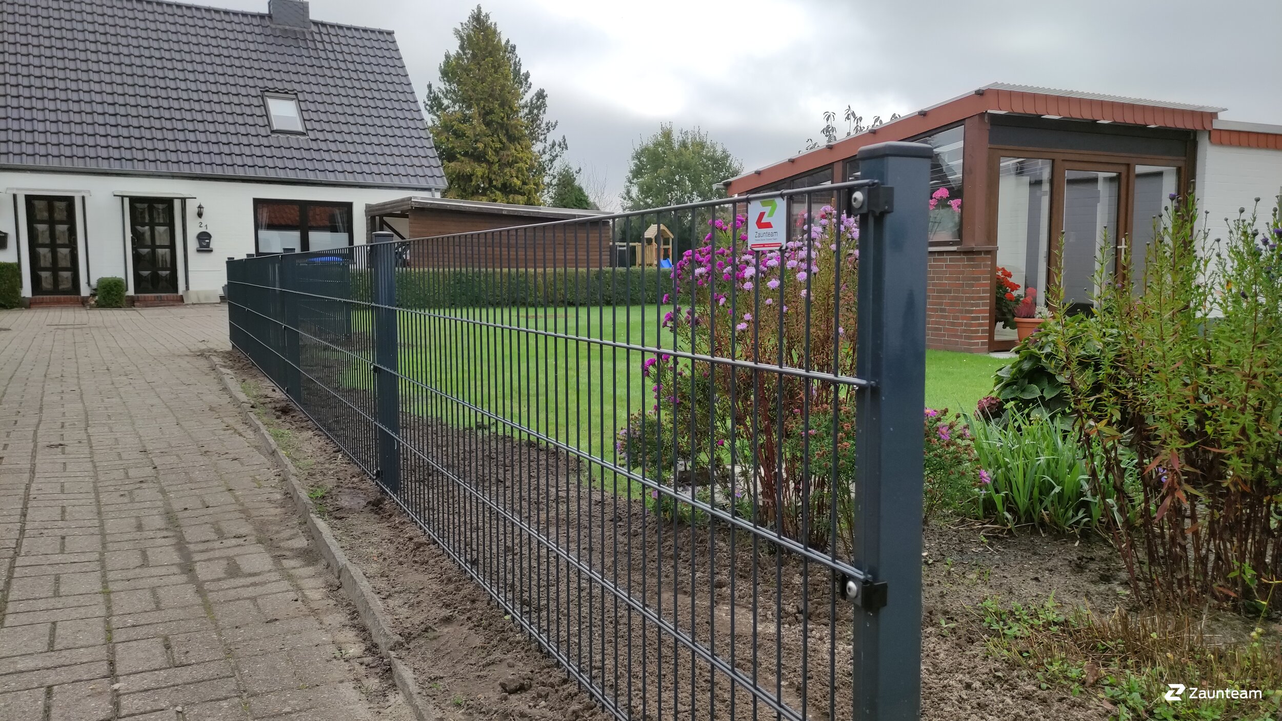 Doppelstabmattenzaun aus dem 2022 in 26340 Zetel Deutschland von Zaunteam Friesische-Wehde.
