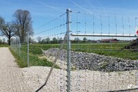 Ein malerisches Bild eines zeitlosen Knotengitterzauns, der sanft die Weiden durchzieht und als zuverlässige Barriere für majestätische Hirsche dient. Die Patina der Zeit schenkt diesem Zaun Charakter, während er behutsam die Grenzen zwischen Mensch und Natur definiert. Ein Symbol für nachhaltige Tierhaltung und harmonisches Miteinander von Tieren und Umgebung. | © Zaunteam