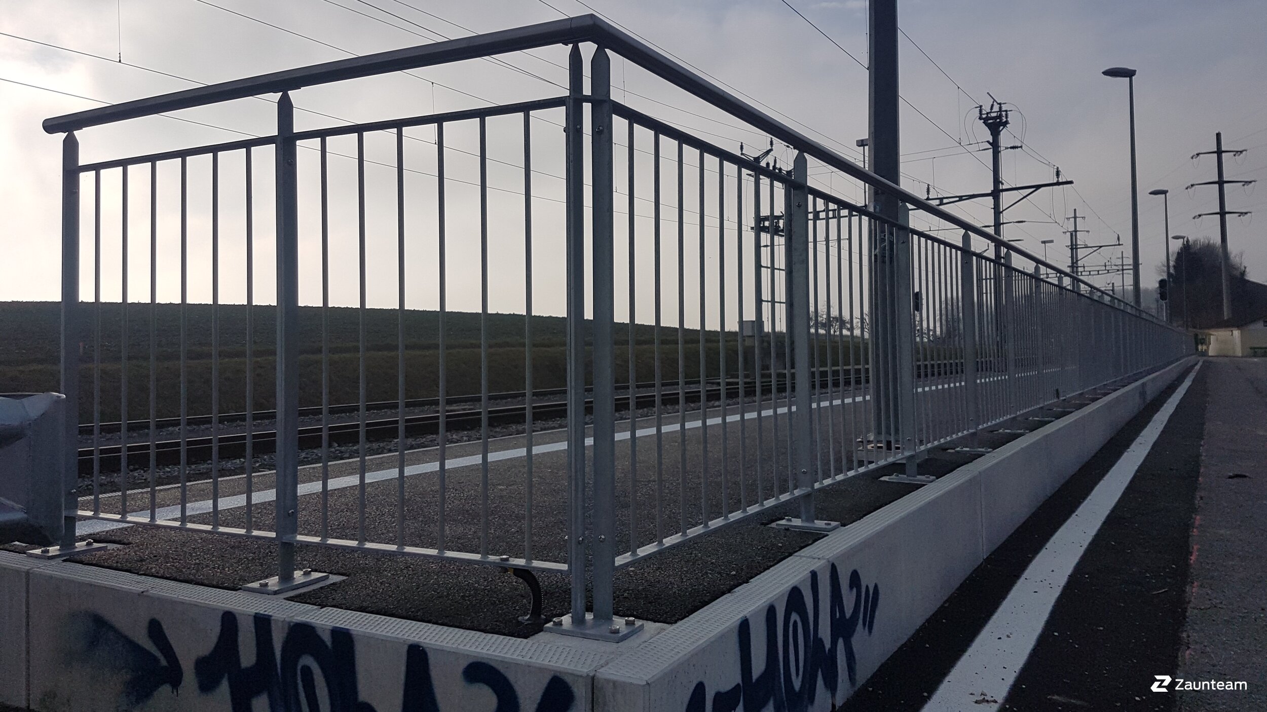 Geländer und Handläufe aus dem 2017 in 1136 Gare de Bussy-Chardonney Schweiz von Swissclôture Léman.