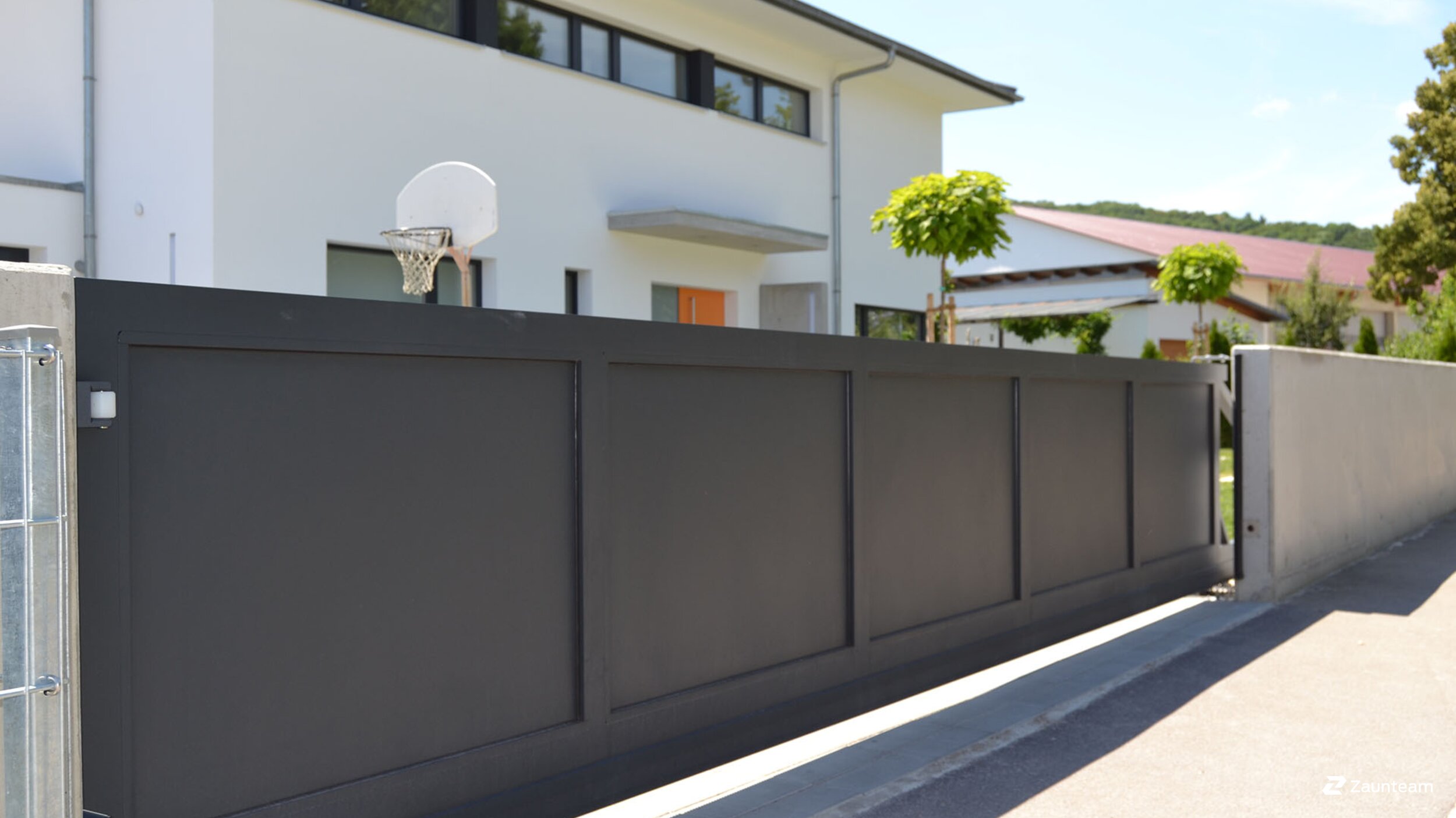 Automatische Tore aus dem 2022 in 01445 Radebeul Deutschland von Zaunteam Dresden-Nord.