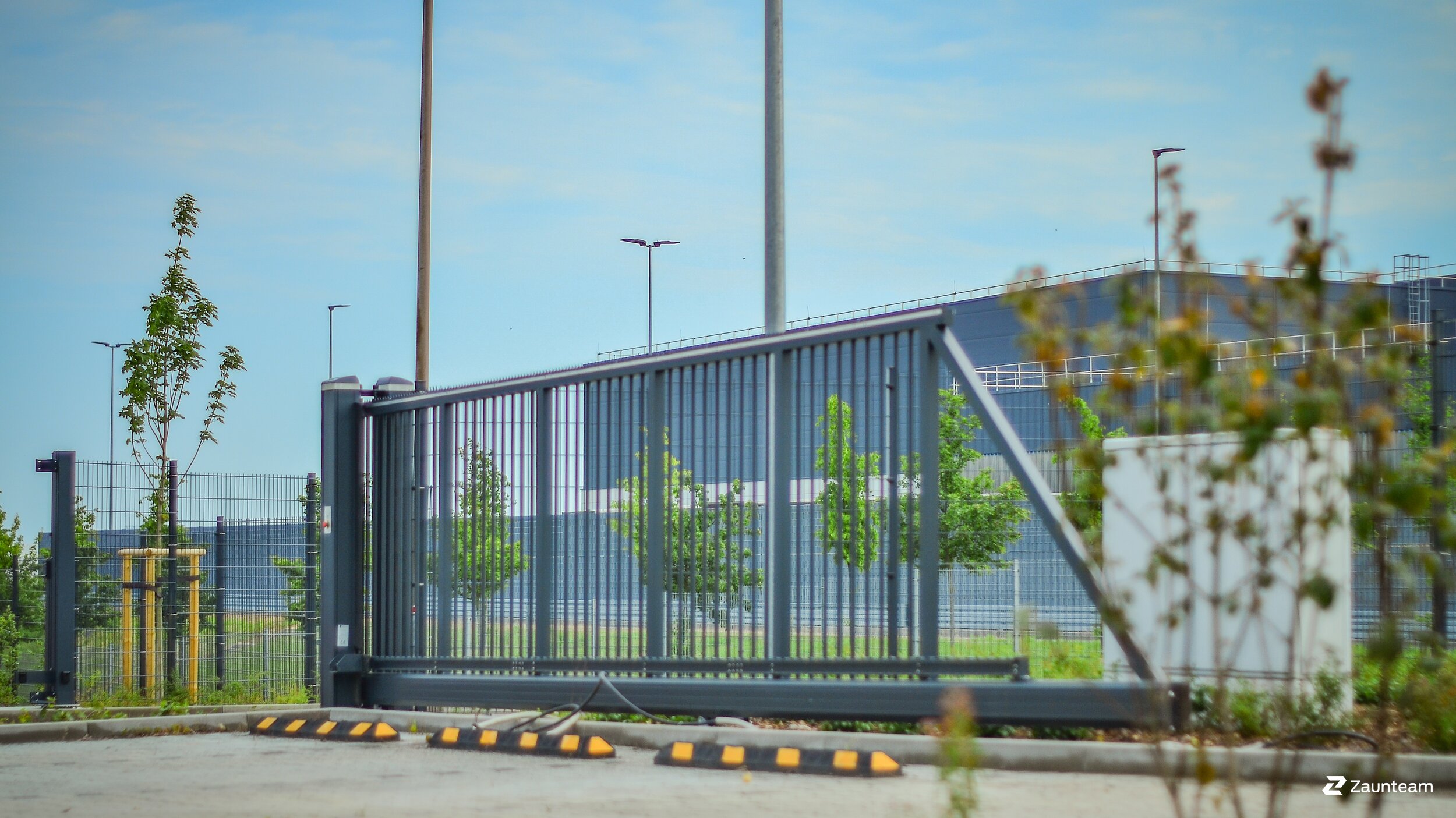 Automatische Tore aus dem 2022 in 01445 Radebeul Deutschland von Zaunteam Dresden-Nord.