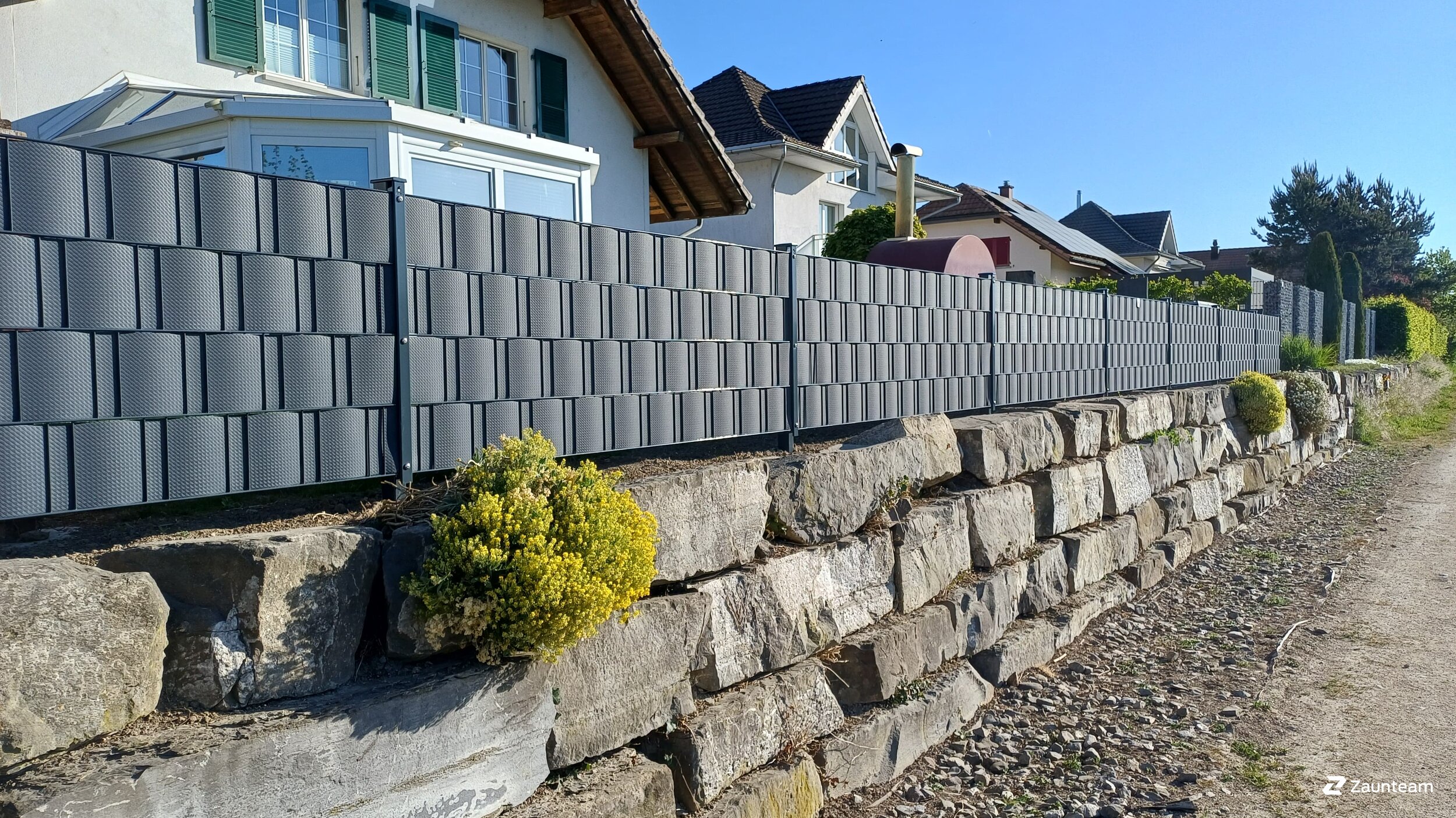 Protection brise-vue en tressage de 2016 à 3252 Worben Suisse de Zaunteam Seeland AG.