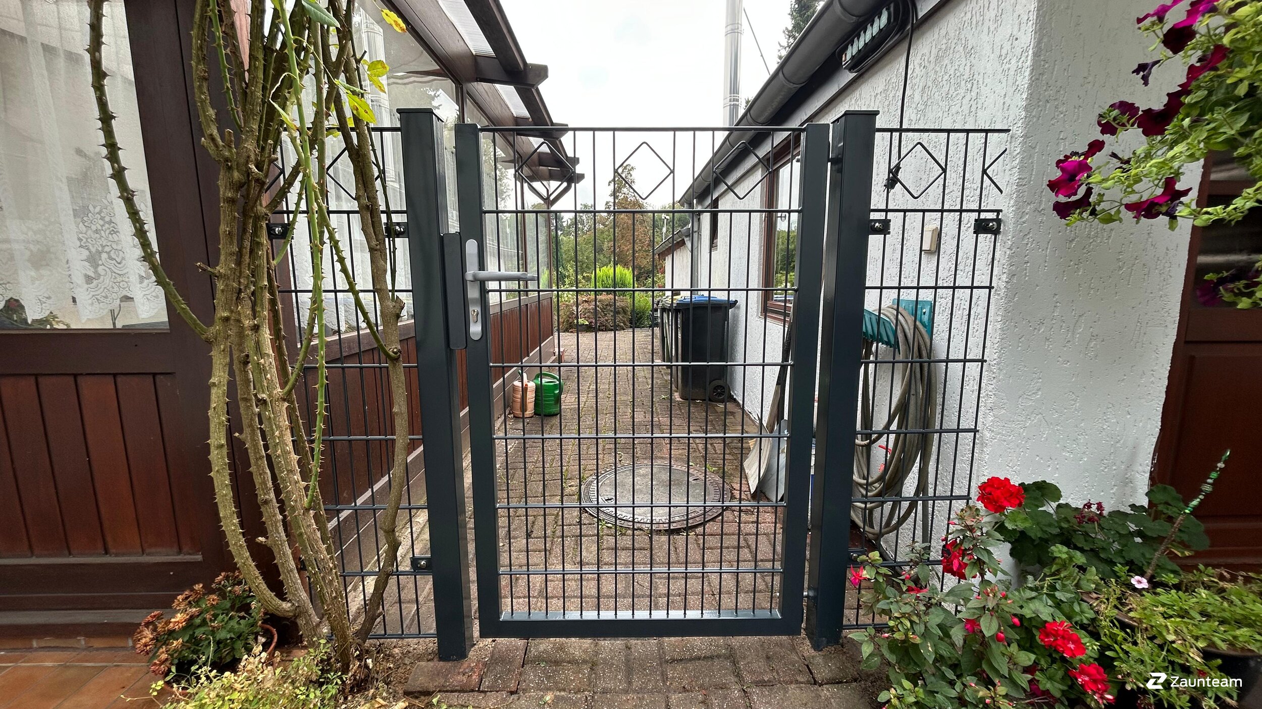 Deko-Doppelstabmattenzaun aus dem 2025 in 45476 Mülheim Deutschland von Zaunteam Essen.