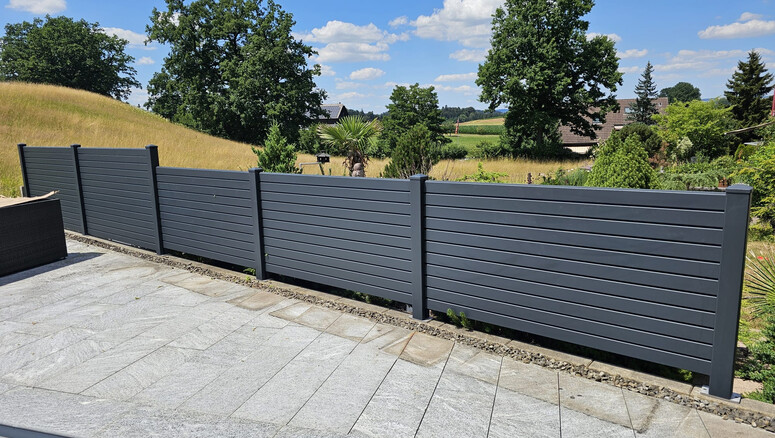 Protection brise-vue en aluminium de 2026 à 6020 Emmenbrücke Suisse de Zaunteam Willimann AG.