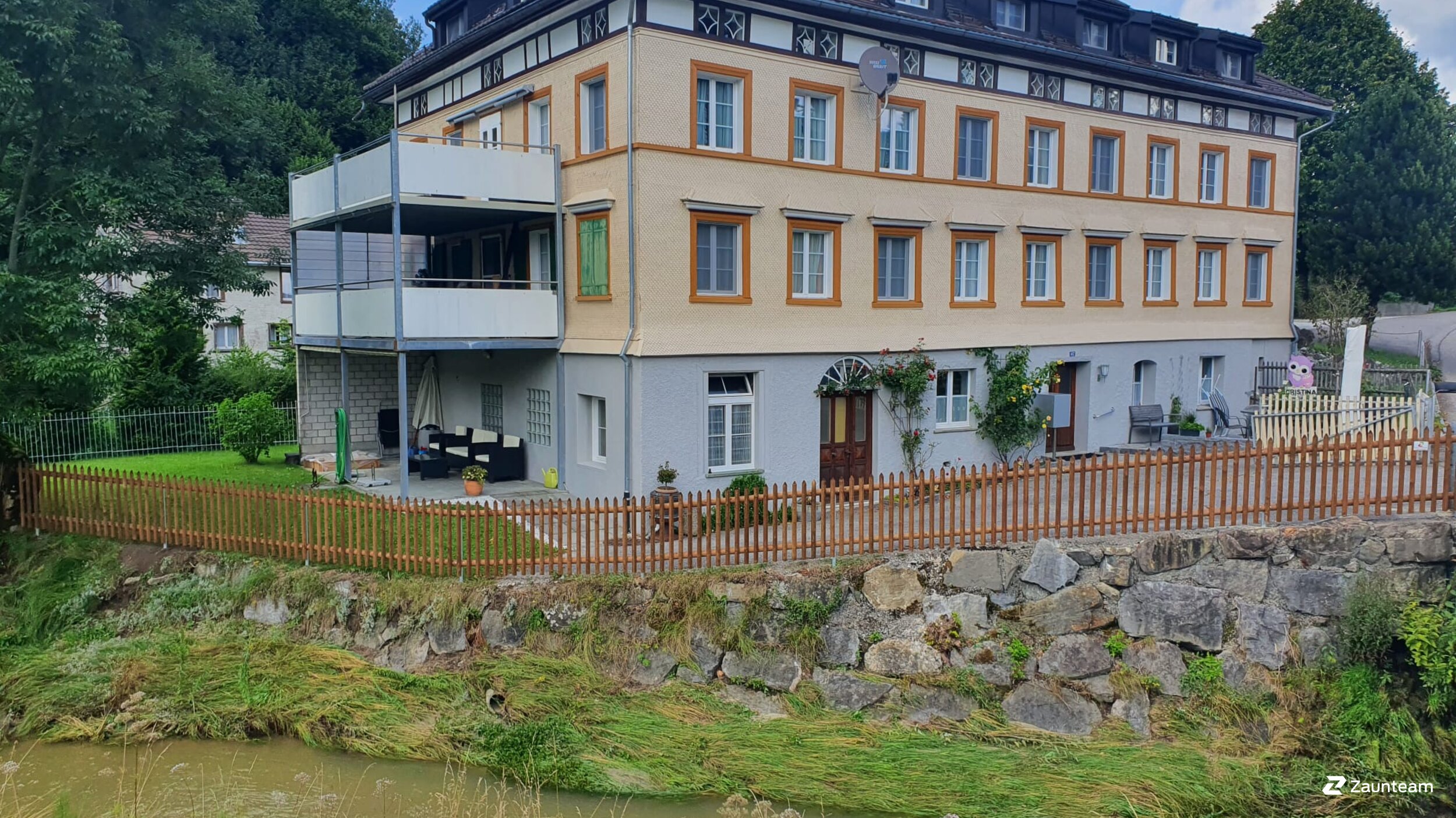 Palisadenzaun aus dem 2020 in 9053 Teufen Schweiz von Zaunteam Appenzellerland.