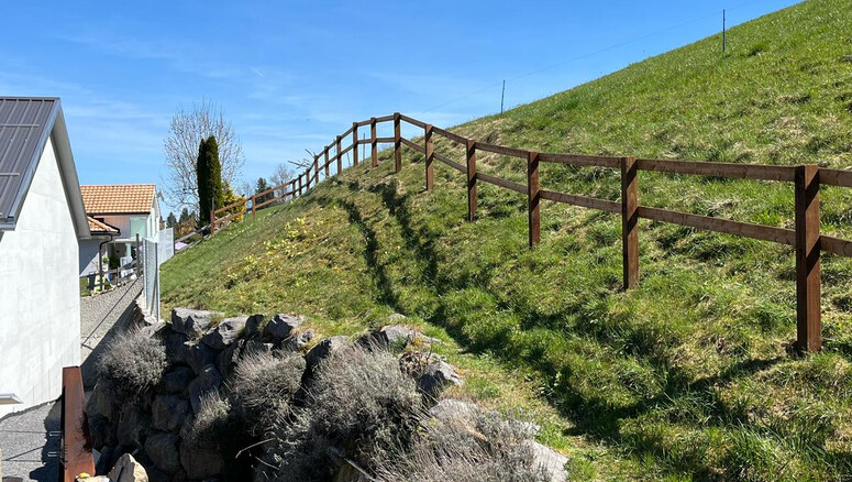 Halbrundlattenzaun aus dem 2025 in 9035 Grub AR Schweiz von Zaunteam Appenzellerland.