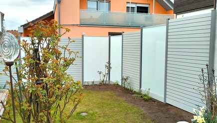 Protection brise-vue en aluminium de 2024 à 90537 Feucht Allemagne de Zaunteam Nürnberg.