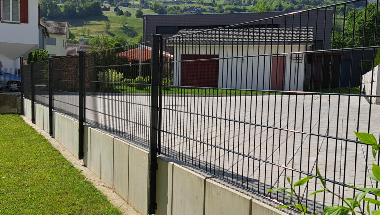 Doppelstabmattenzaun aus dem 2025 in 9473 Gams Schweiz von Zaunteam Werdenberg.
