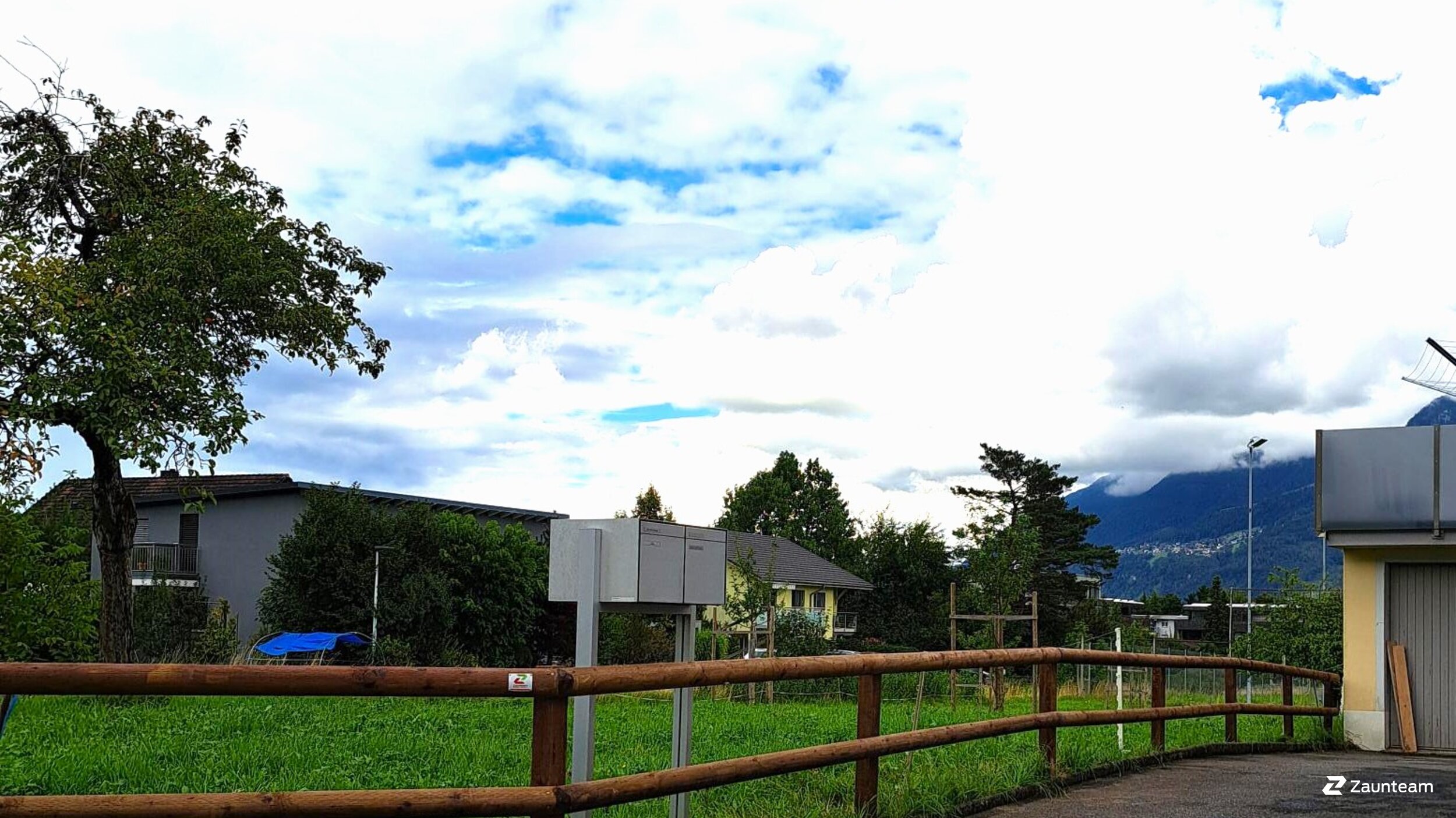 Clôture en lattes demi-rondes de 2025 à 9470 Buchs Suisse de Zaunteam Werdenberg.