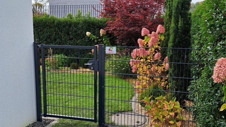 Clôture en panneau double fil de 2025 à 9466 Sennwald Suisse de Zaunteam Werdenberg.