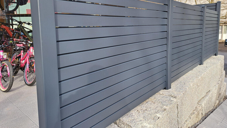Protection brise-vue en aluminium de 2026 à 9472 Grabs Suisse de Zaunteam Werdenberg.