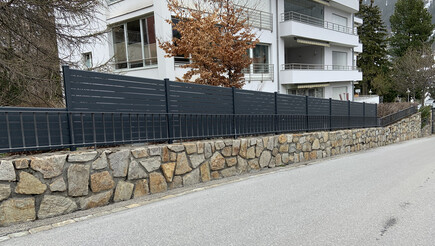 Aluminium Sichtschutz aus dem 2019 in 7270 Davos Platz Schweiz von Zaunteam Heidiland.