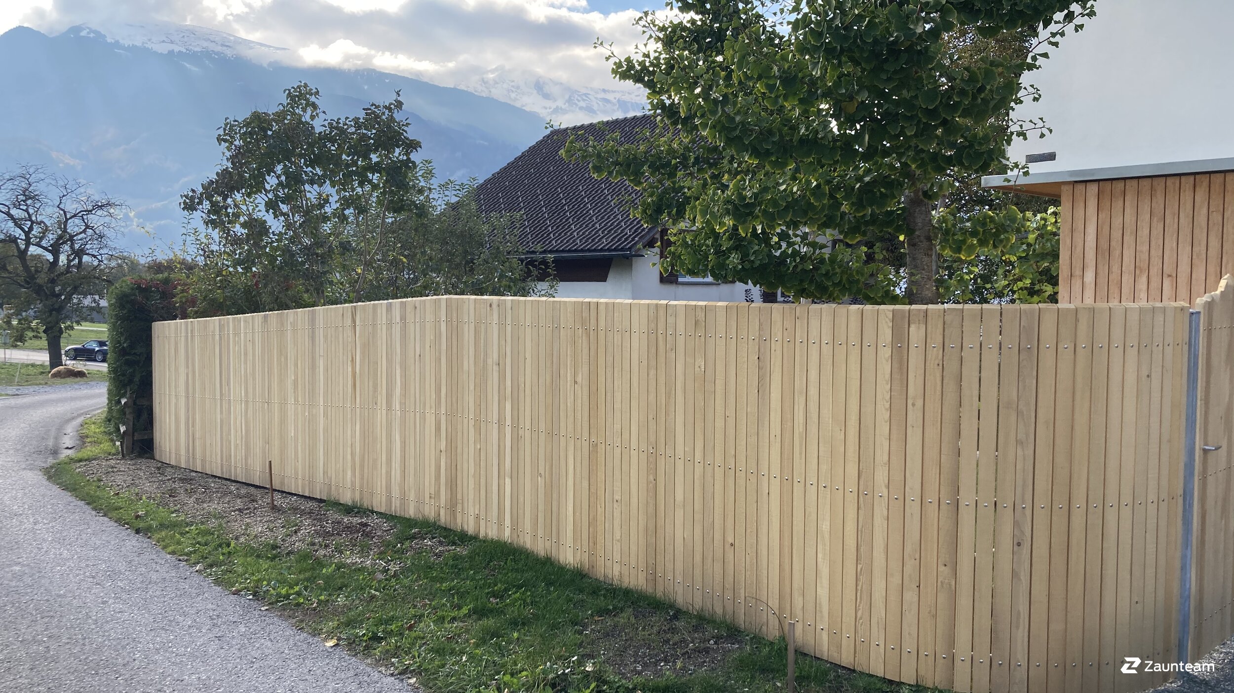 Lärchenzaun aus dem 2021 in 7306 Fläsch Schweiz von Zaunteam Heidiland.