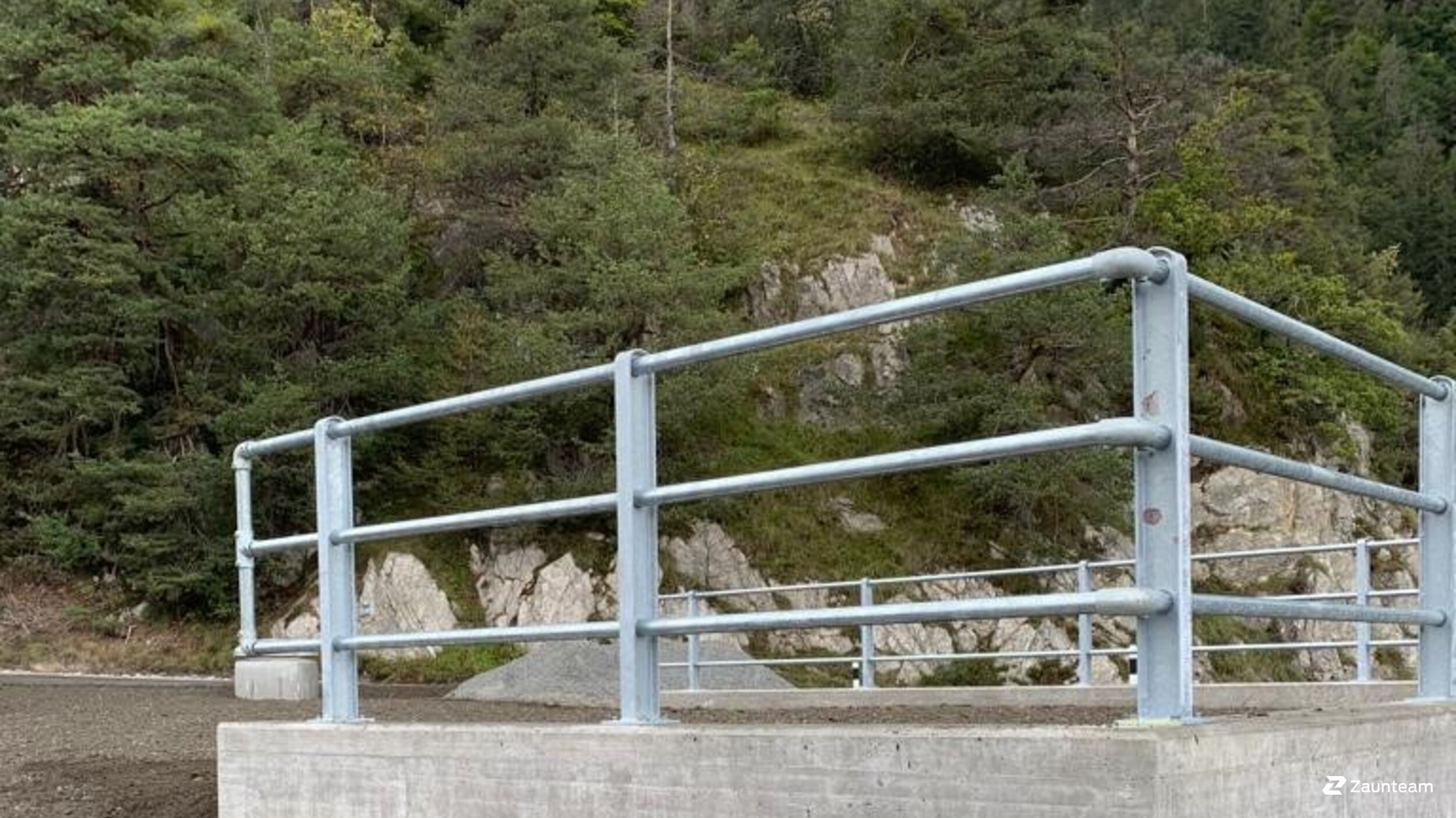 Garde-corps et main-courantes de 2021 à 7015 Tamins Suisse de Zaunteam Heidiland.