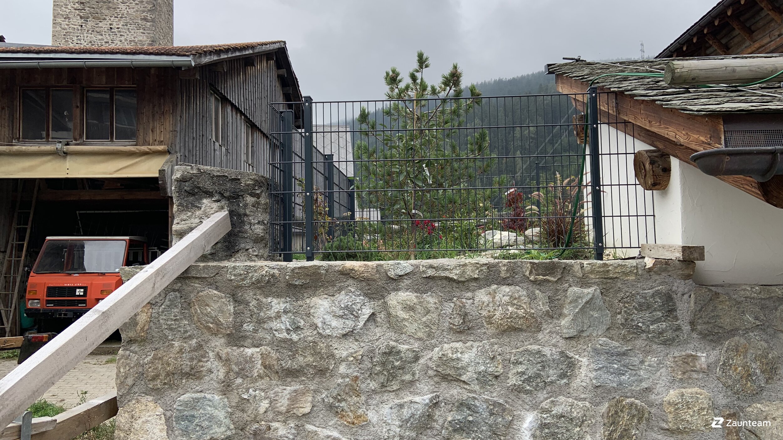 Clôture en panneau double fil de 2019 à 7250 Klosters Suisse de Zaunteam Heidiland.