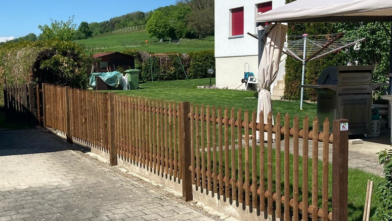 Palisadenzaun aus dem 2025 in 5444 Künten Schweiz von Zaunteam Aargau AG.