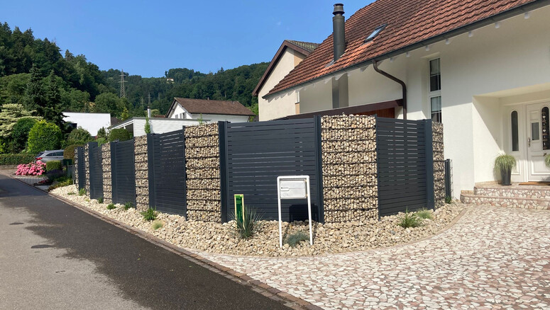 Protection brise-vue en aluminium de 2025 à 5432 Neuenhof Suisse de Zaunteam Aargau AG.