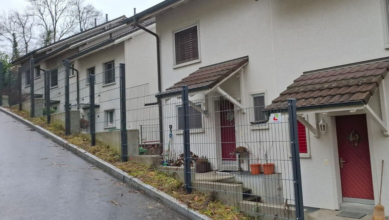 Clôture en panneau double fil de 2026 à 5113 Holderbank Suisse de Zaunteam Aargau AG.