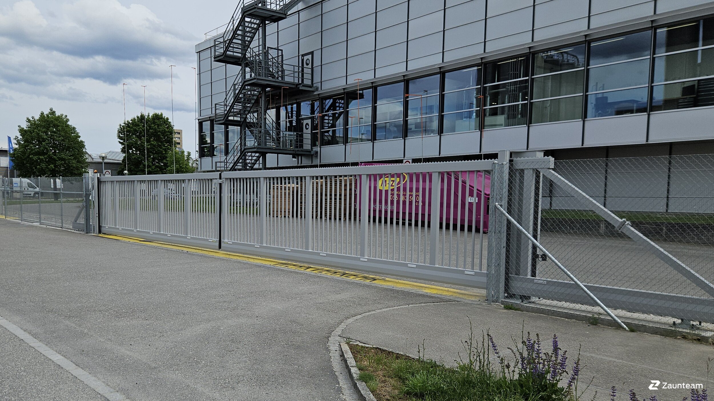 Portails automatiques de 2026 à 5600 Lenzburg Suisse de Zaunteam Aargau AG.