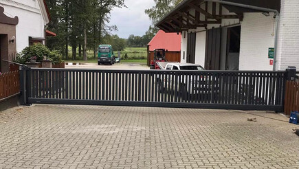 Portails automatiques de 2019 à 29594 Soltendieck Allemagne de Zaunteam Südheide-Altmark.
