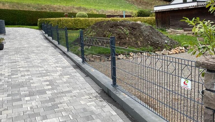 Deko-Doppelstabmattenzaun aus dem 2020 in 57413 Finnentrop Deutschland von Zaunteam Sauerland.