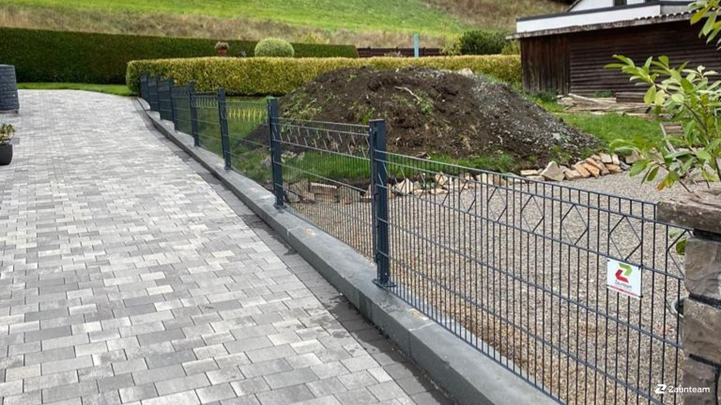 Deko-Doppelstabmattenzaun aus dem 2020 in 57413 Finnentrop Deutschland von Zaunteam Sauerland.
