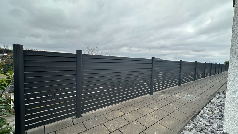 Protection brise-vue en aluminium de 2024 à 59846 Sundern Allemagne de Zaunteam Sauerland.