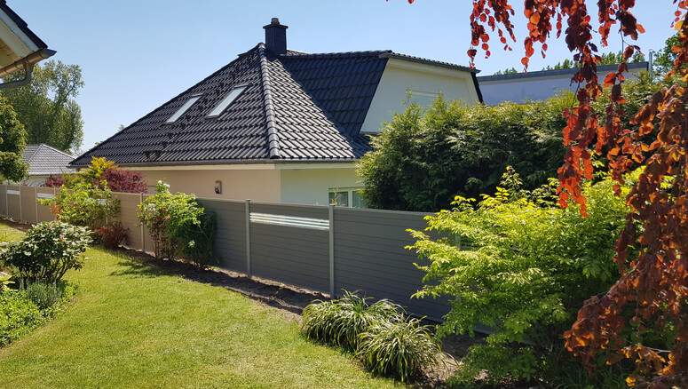 Pare-vue en WPC de 2025 à 04435 Schkeuditz Allemagne de Zaunteam Leipzig.