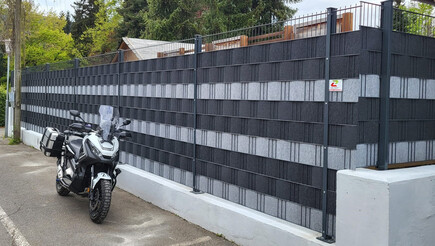 Protection brise-vue en tressage de 2024 à 9500 Villach Autriche de Zaunteam Kärnten-Mitte.