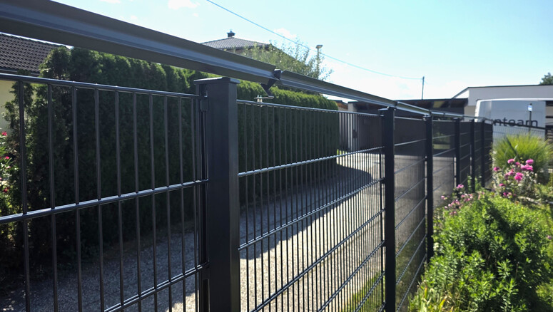 Doppelstabmattenzaun aus dem 2025 in 9586 Fürnitz Österreich von Zaunteam Kärnten-Mitte.