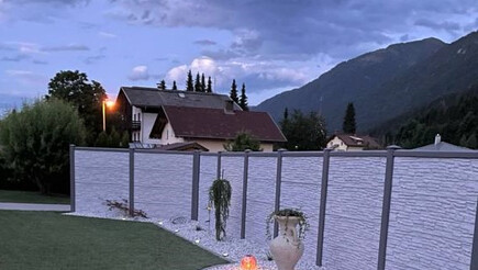 Betonzaun aus dem 2021 in 9640 Mauthen Österreich von Zaunteam Kärnten-West-Osttirol.