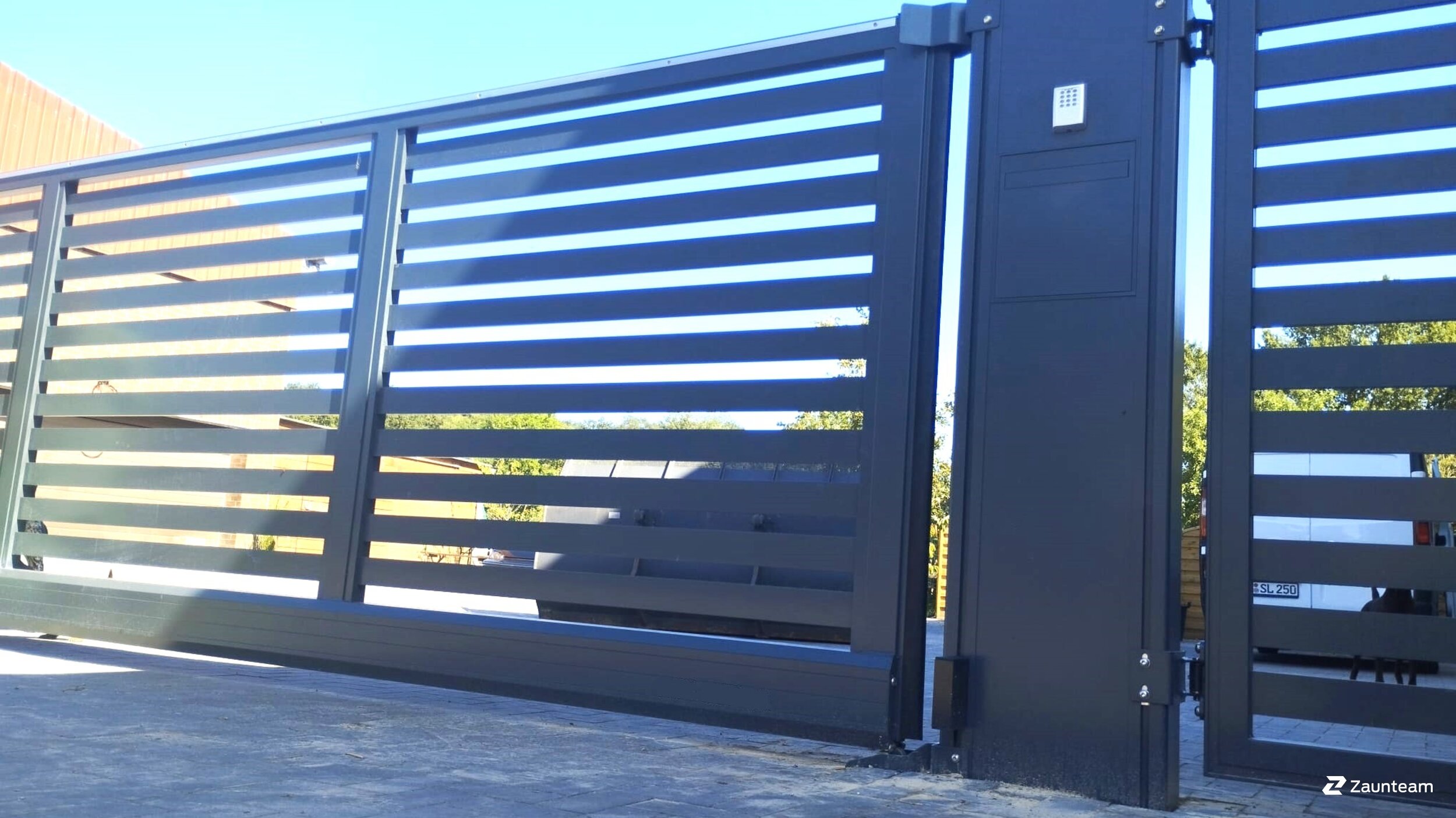 Automatische Tore aus dem 2023 in 26135 Oldenburg Deutschland von Zaunteam Friesische-Wehde.