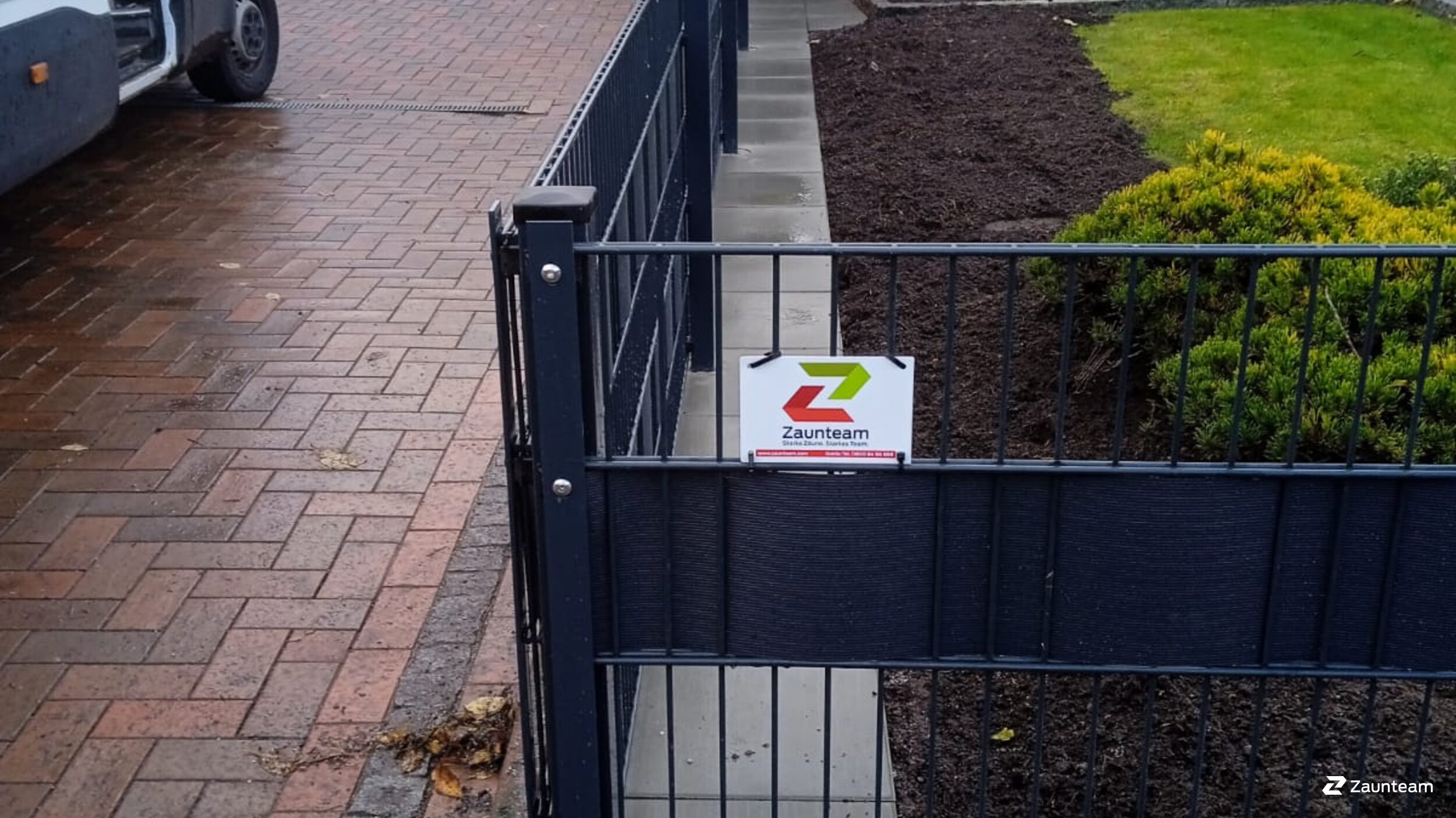 Doppelstabmattenzaun aus dem 2023 in 26340 Zetel Deutschland von Zaunteam Friesische-Wehde.