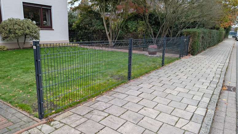 Deko-Doppelstabmattenzaun aus dem 2025 in 26316 Varel Deutschland von Zaunteam Friesische-Wehde.