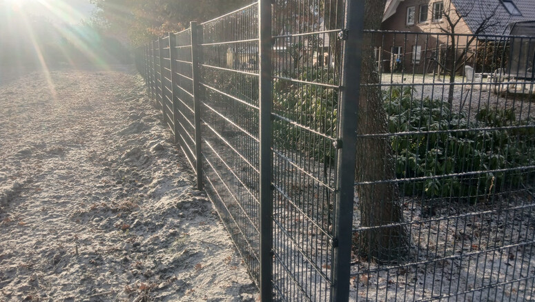 Doppelstabmattenzaun aus dem 2025 in 26340 Zetel Deutschland von Zaunteam Friesische-Wehde.