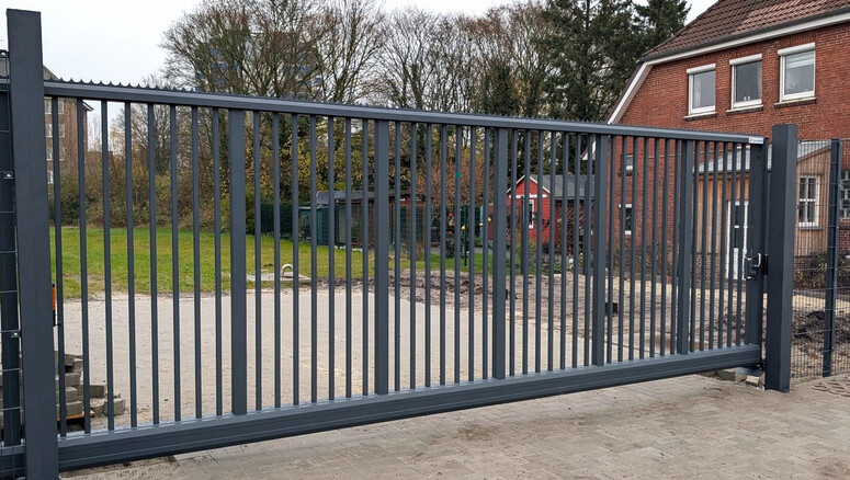 Automatische Tore aus dem 2026 in 26135 Oldenburg Deutschland von Zaunteam Friesische-Wehde.