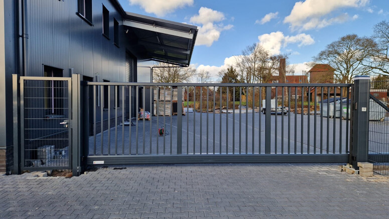 Automatische Tore aus dem 2026 in 26345 Bockhorn Deutschland von Zaunteam Friesische-Wehde.