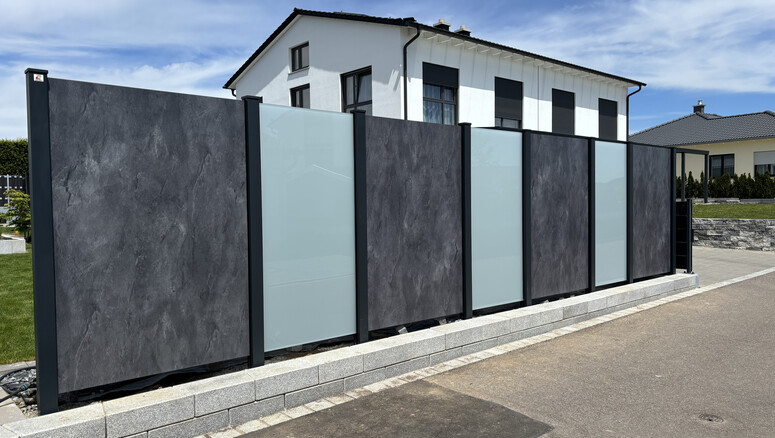 Keramik Sichtschutz aus dem 2025 in 86663 Asbach Bäumenheim Deutschland von Zaunteam Schwaben-Nord.