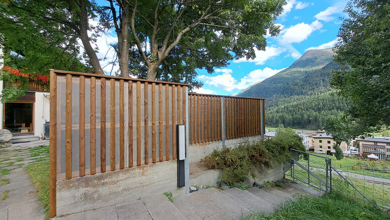 WPC Sichtschutz aus dem 2024 in 7543 Lavin Schweiz von Zaunteam Engadin.