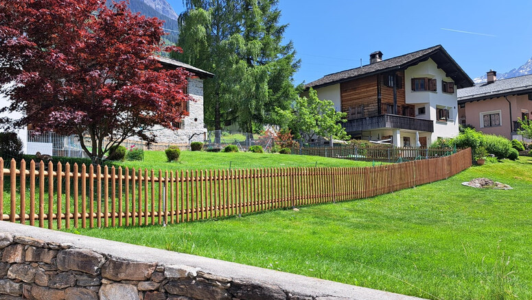 Palisadenzaun aus dem 2025 in 7605 Stampa Schweiz von Zaunteam Engadin.