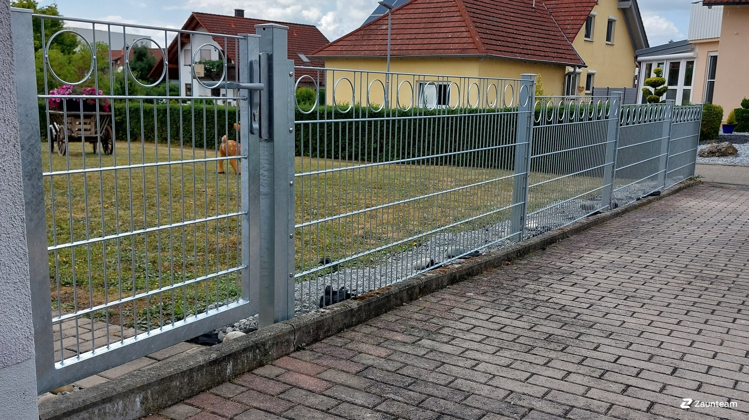 Deko-Doppelstabmattenzaun aus dem 2025 in 74423 Obersontheim Deutschland von Zaunteam Schwäbisch Hall.