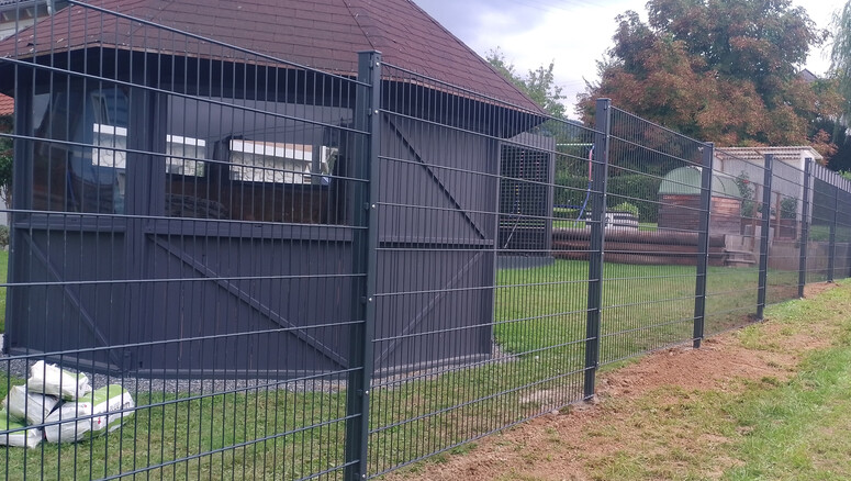 Doppelstabmattenzaun aus dem 2025 in 8183 Floing Österreich von Zaunteam Oststeiermark.