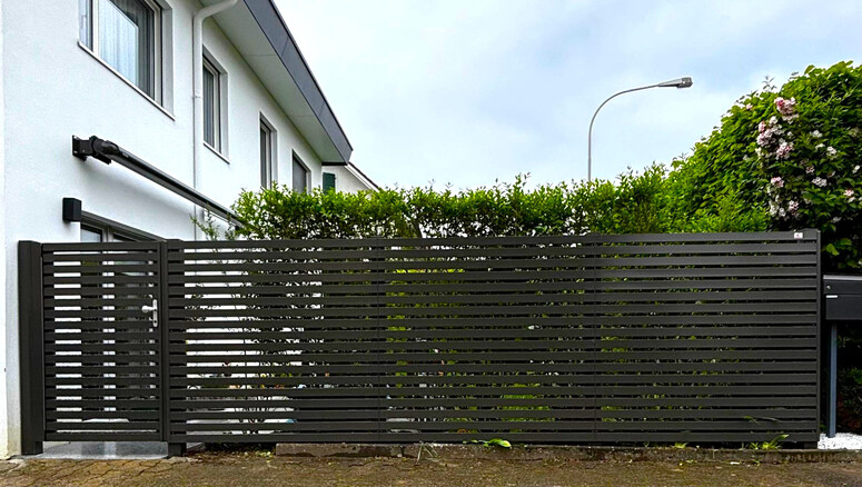 Protection brise-vue en aluminium de 2025 à 8804 Au ZH Suisse de Zaunteam Zürich.