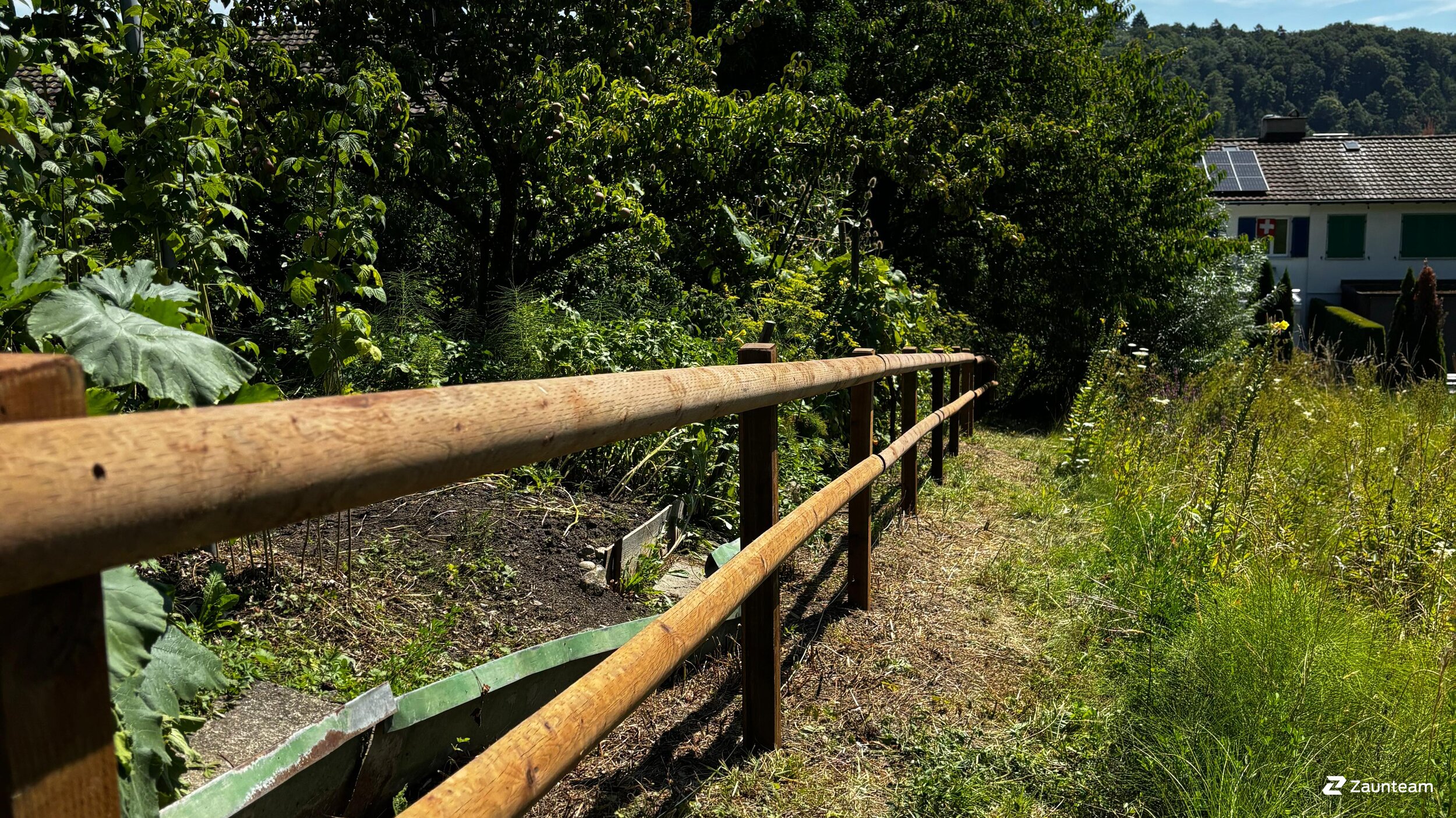 Halbrundlattenzaun aus dem 2025 in 8041 Zürich Schweiz von Zaunteam Zürich.