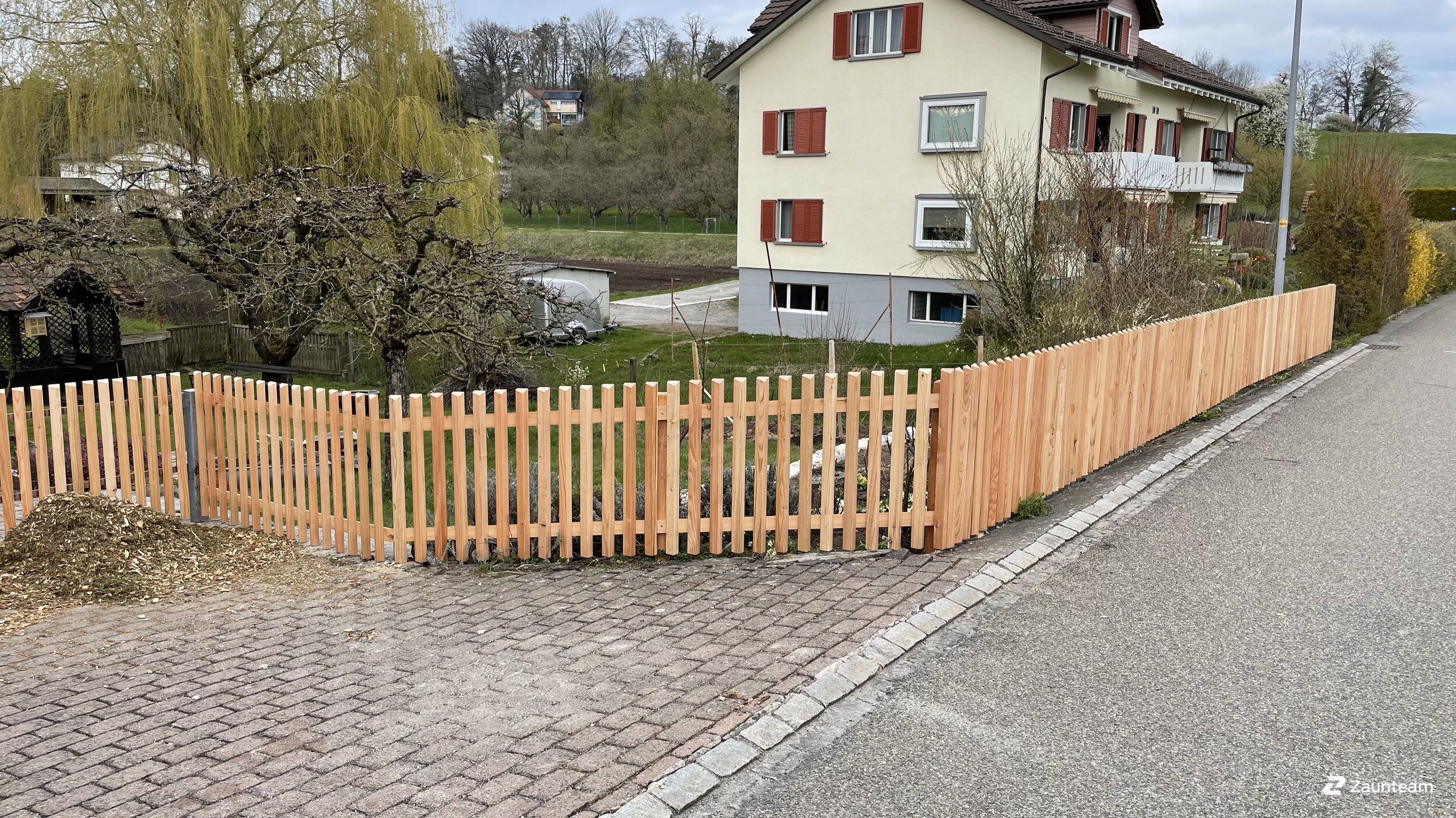 Lärchenzaun aus dem 2021 in 8307 Bisikon Schweiz von Zaunteam Zürich Oberland.