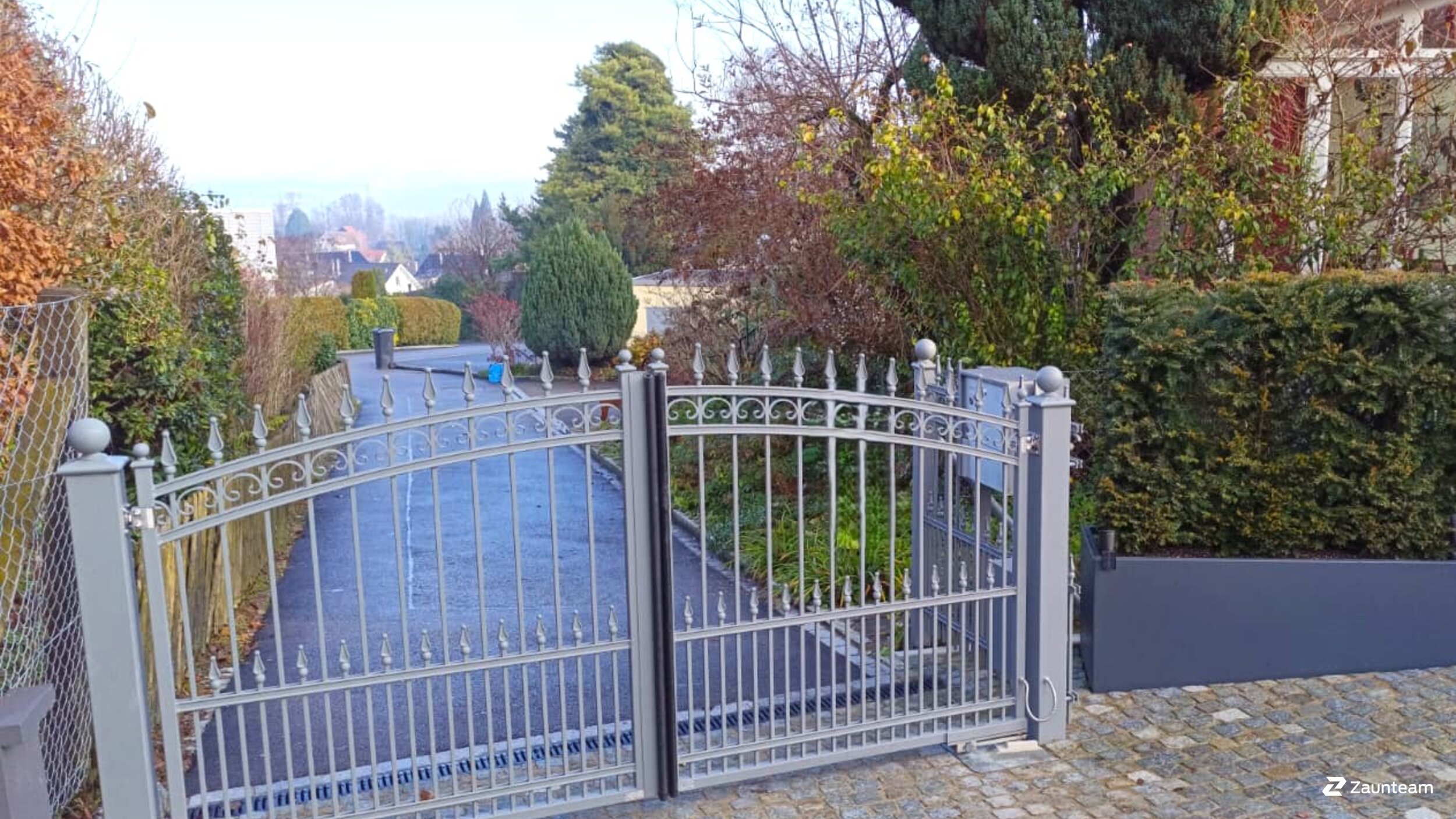 Clôture classique de 2025 à 8132 Egg b. Züich Suisse de Zaunteam Zürich Oberland.
