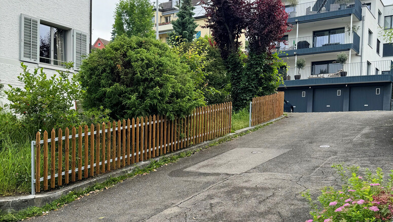 Clôture en palisades de 2025 à 8700 Küsnacht Suisse de Zaunteam Zürich Oberland.