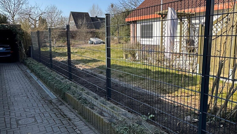 Doppelstabmattenzaun aus dem 2025 in 21720 Guderhandviertel Deutschland von Zaunteam Stade-Geestland.