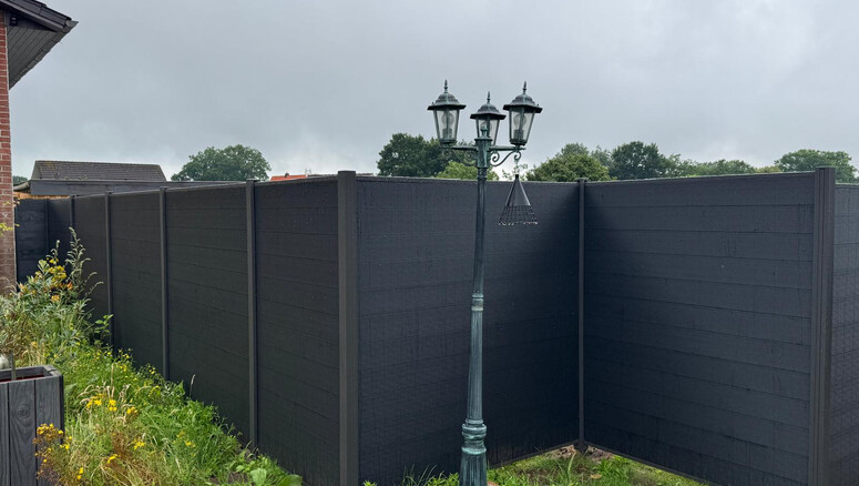 Pare-vue en WPC de 2025 à 27449 Kutenholz Allemagne de Zaunteam Stade-Geestland.