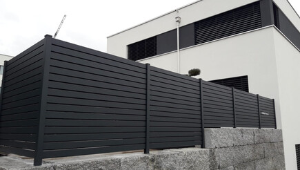 Protection brise-vue en aluminium de 2018 à 9542 Münchwilen Suisse de Zaunteam Thurgau AG.